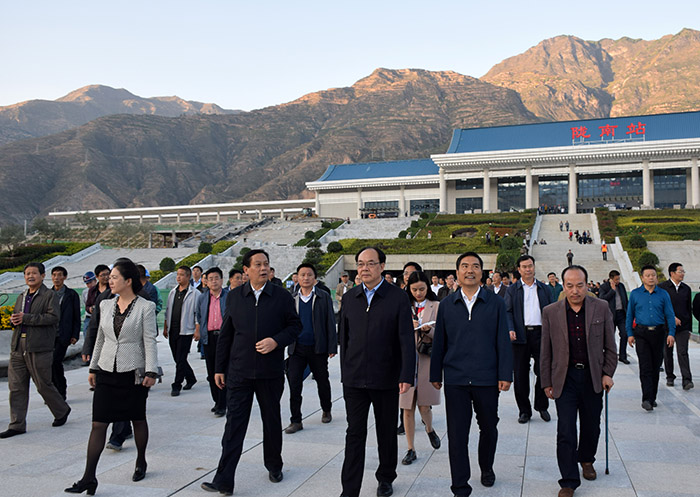 全國、省市政協(xié)委員體驗蘭渝鐵路、視察階州廣場