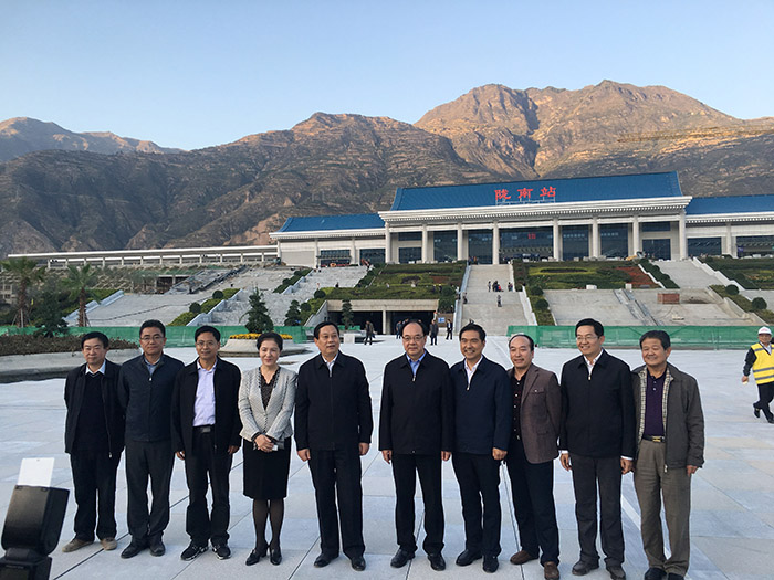 全國、省市政協(xié)委員體驗蘭渝鐵路、視察階州廣場