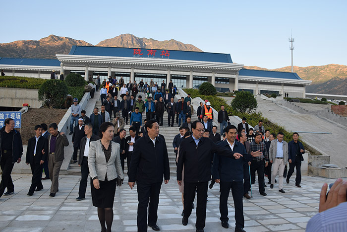 全國、省市政協(xié)委員體驗蘭渝鐵路、視察階州廣場