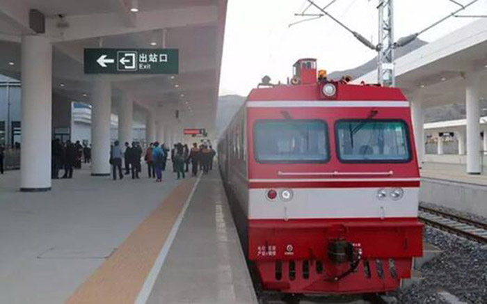 全國、省市政協(xié)委員體驗蘭渝鐵路、視察階州廣場