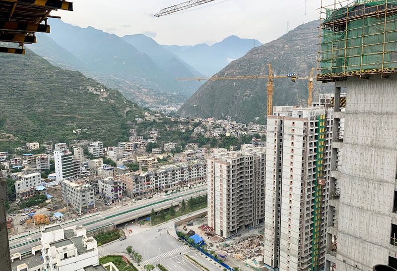 匠心傾注、喜封金頂——龍江?雙子座商住小區(qū)主體順利封頂