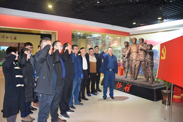 市龍江集團(tuán)開展“不忘初心、牢記使命”主題黨日活動