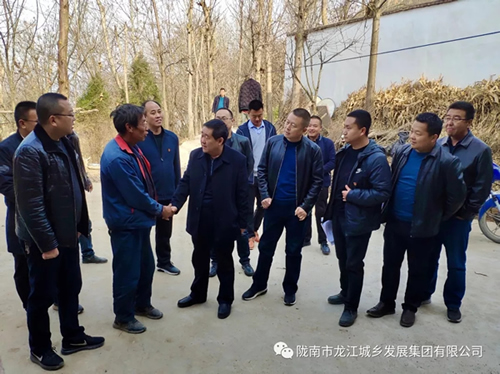 市龍江集團(tuán)在文縣橋頭鎮(zhèn)安子坡村開展“解難題、辦實(shí)事、送溫暖”活動