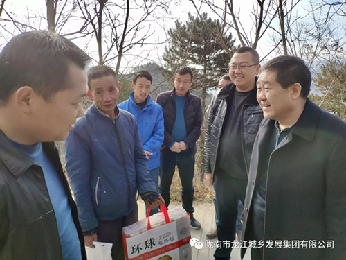 市龍江集團(tuán)在文縣橋頭鎮(zhèn)安子坡村開展“解難題、辦實(shí)事、送溫暖”活動