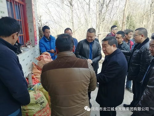 市龍江集團(tuán)在文縣橋頭鎮(zhèn)安子坡村開展“解難題、辦實(shí)事、送溫暖”活動