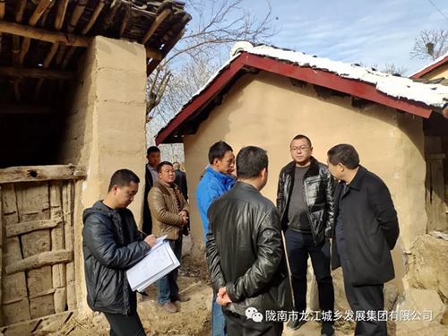 市龍江集團(tuán)在文縣橋頭鎮(zhèn)安子坡村開展“解難題、辦實(shí)事、送溫暖”活動