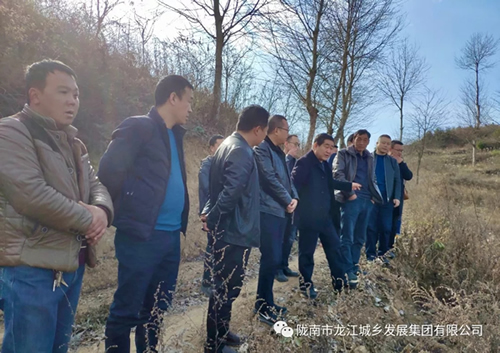 市龍江集團(tuán)在文縣橋頭鎮(zhèn)安子坡村開展“解難題、辦實(shí)事、送溫暖”活動