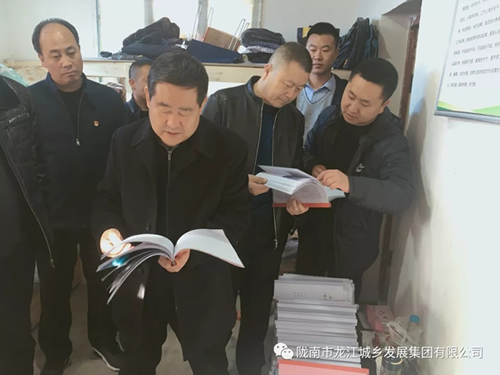 市龍江集團(tuán)在文縣橋頭鎮(zhèn)安子坡村開展“解難題、辦實(shí)事、送溫暖”活動